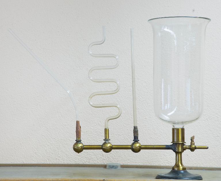 Instrument de démonstration en mécanique des fluides : vases communicants