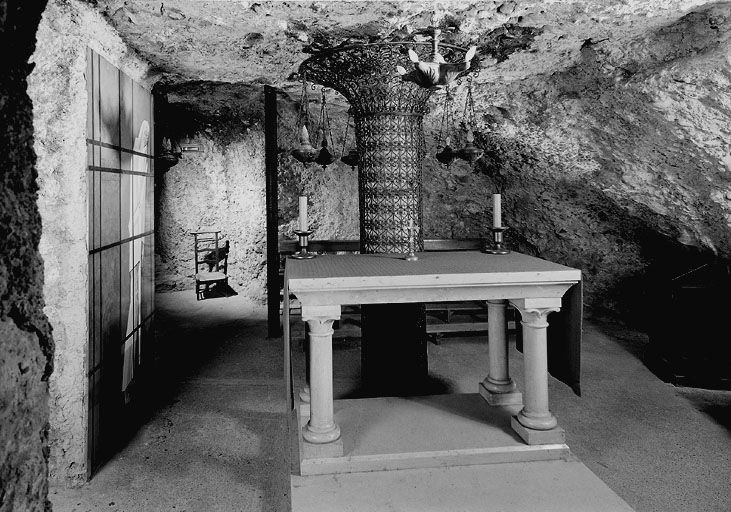 Présentation du mobilier de la chapelle souterraine dite caveau de saint Pothin