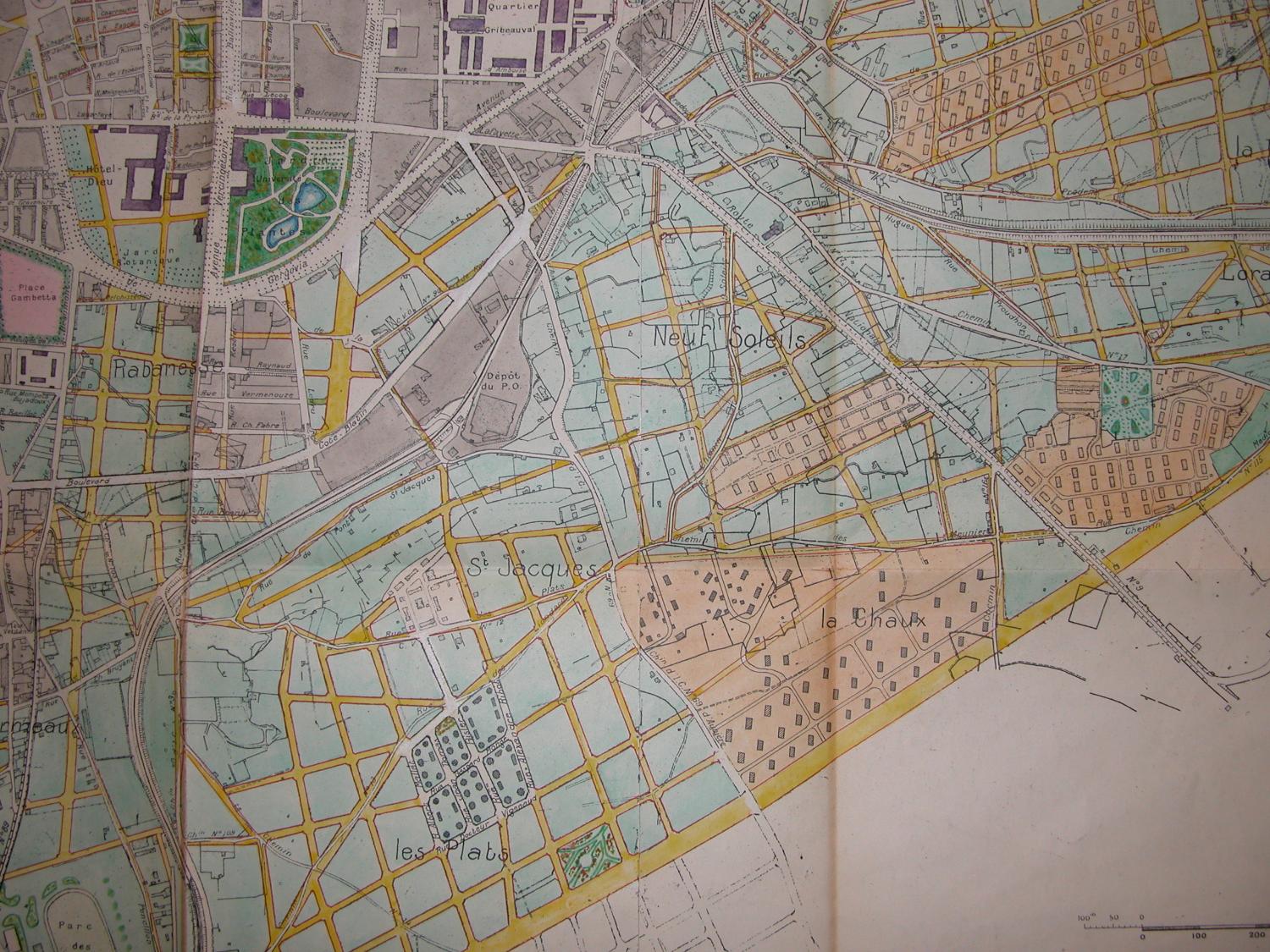 Ville de Clermont-Ferrand et ses abords. Projet d'extension. Par Morel, ingénieur, et le personnel technique municipal, 1925. Détail. La partie qui nous intéresse est située grosso modo dans l'angle en bas à gauche du cliché, entre la voie ferrée et le chemin d'Aubière (actuelle avenue Léon-Blum). Avec, en jaune, le réseau de voirie projeté (en partie réalisé). On remarquera les maisons clairsemées au nord (dont quelques HBM), le lotissement de HBM (les Plats) au centre. Ce dernier a été entièrement démoli et remplacé par la tranche III du Secteur industrialisé. L'îlot dévolu à un square a été réalisé sur sa moitié sud, longeant le boulevard Louis-Loucheur (en 1974, sur cette moitié d'îlot Georges Bovet prévoit square et parking). (Photo chercheure.)