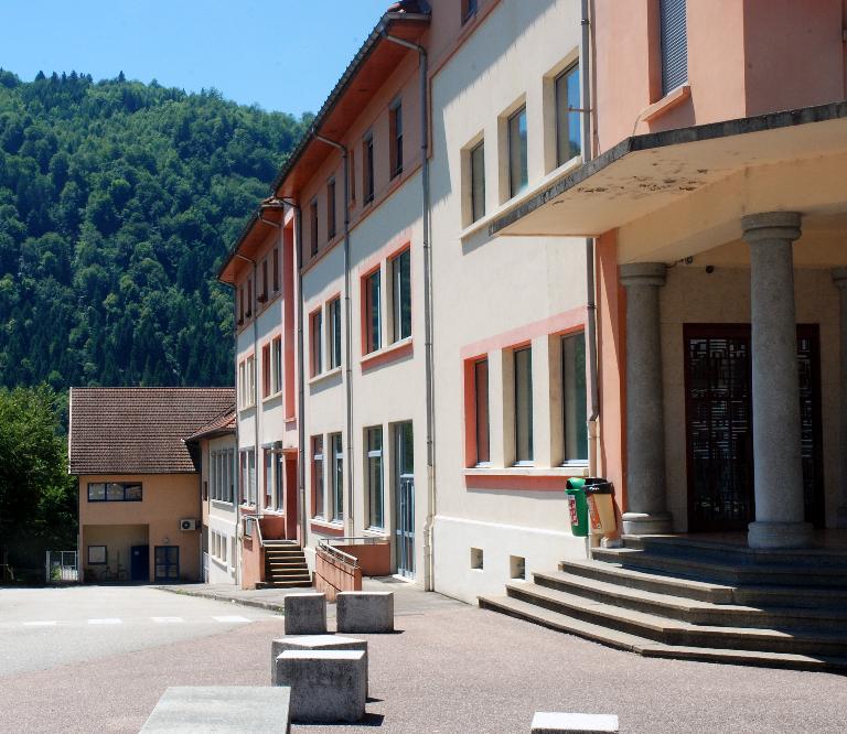 Groupe scolaire de Montroux, puis Cité technique, actuellement lycée d'enseignement général, technologique et professionnel René-Perrin