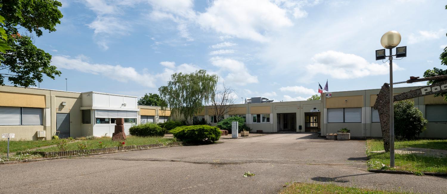 Collège d'enseignement technique, puis lycée d'enseignement professionnel Henri-Becquerel, actuellement lycée polyvalent Charlie-Chaplin (site Sully)