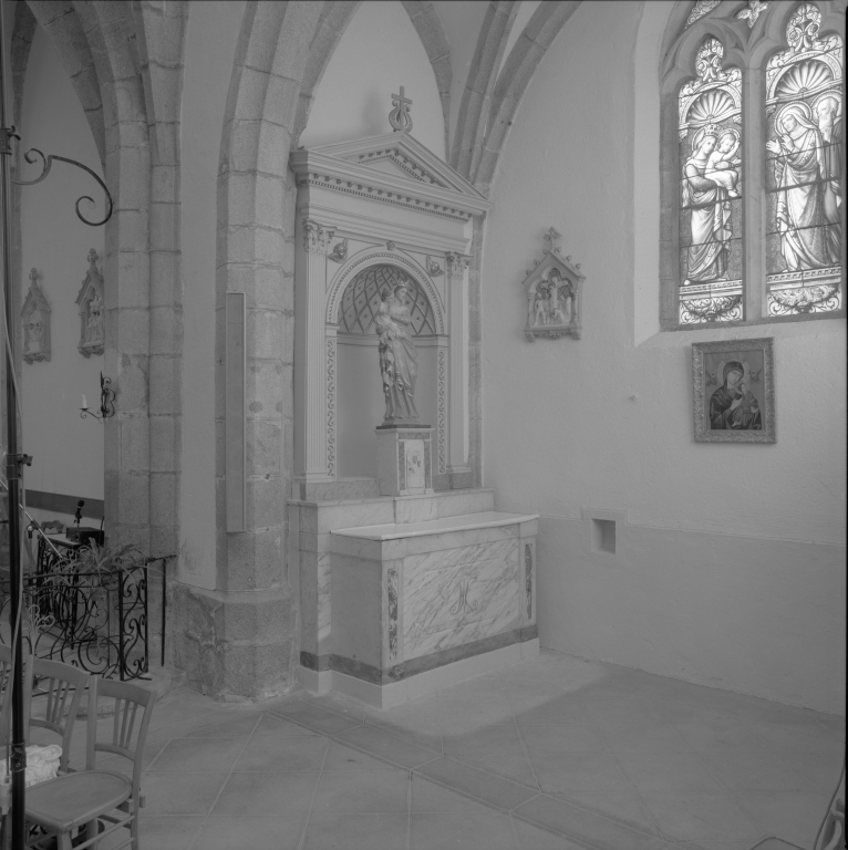 Ensemble de deux autels secondaires des chapelles de la Vierge et Saint-Pierre