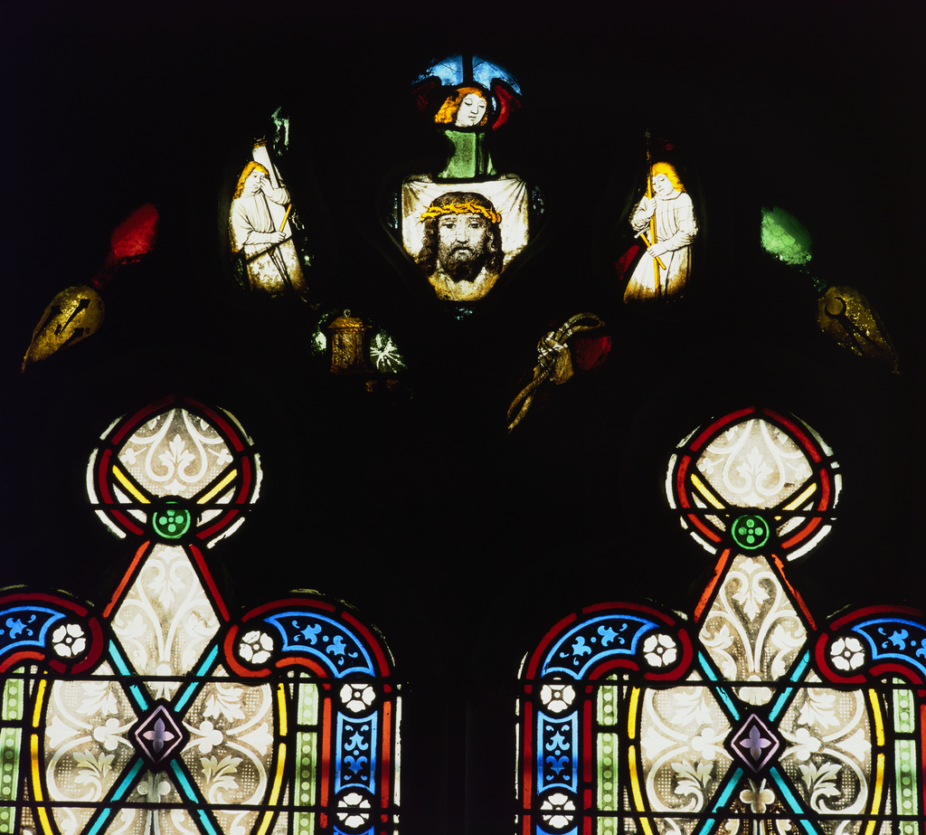 Ensemble de 2 verrières : dieu, tétramorphe, ange portant les instruments de la Passion (baies 4, 6), verrières à personnages