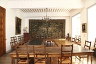 Ensemble de 4 tables, 1 bureau, 30 chaises, 1 miroir : Mobilier de la salle des actes