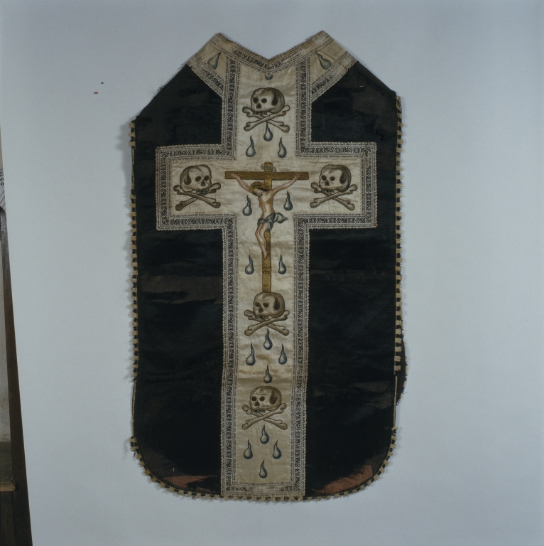 Ornement noir : chasuble, manipule