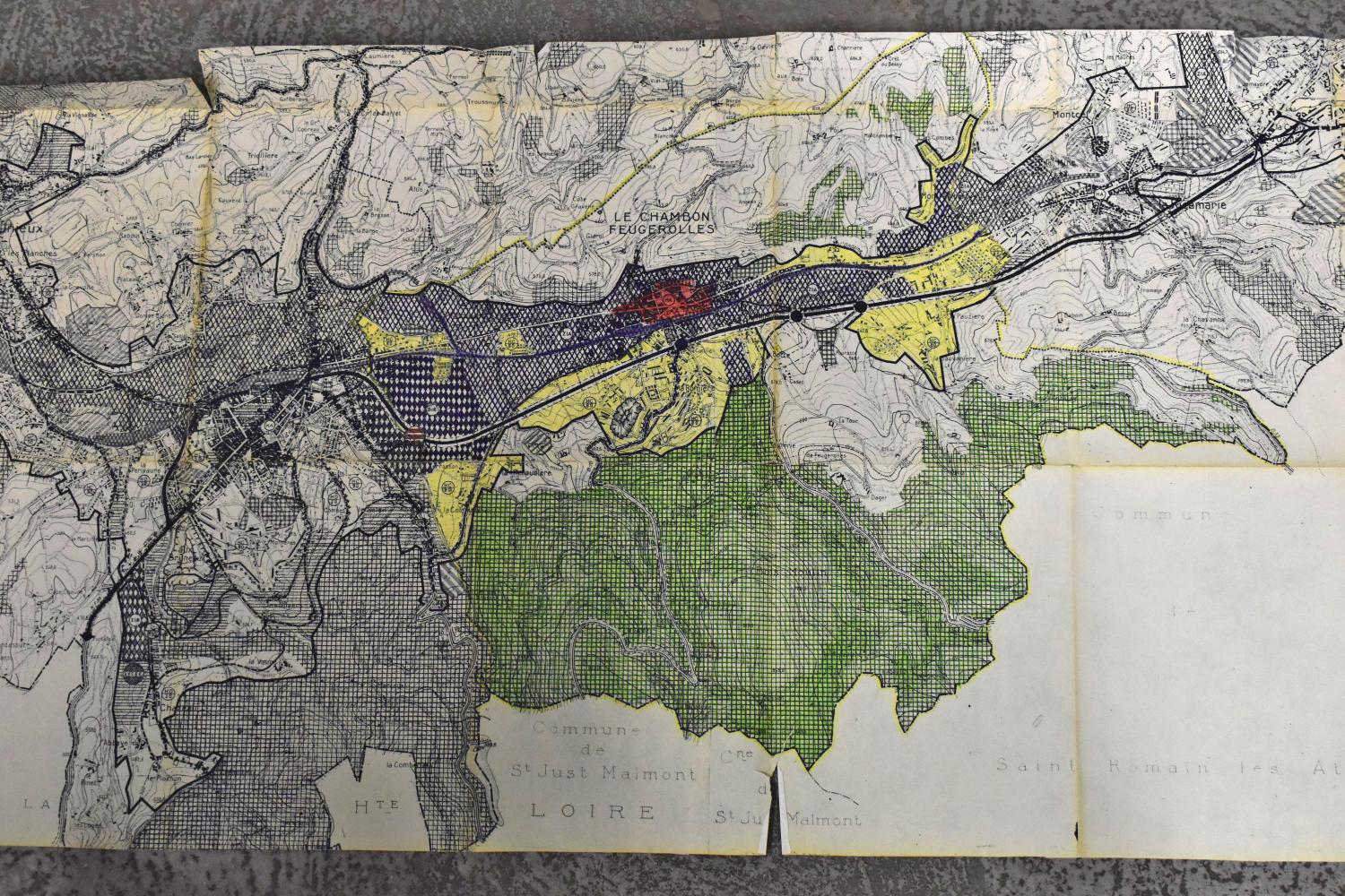 Sur le plan d'urbanisme directeur du groupement d'urbanisme de Saint-Etienne (1963), dont Le Chambon-Feugerolles fait partie (groupement dissous en 1974), et que l'on doit à Charles Delfante, on voit que le lycée est en "secteur dit résidentiel dense" (jaune), limitrophe d'une "zone industrielle ZIA". [Photo chercheure.]