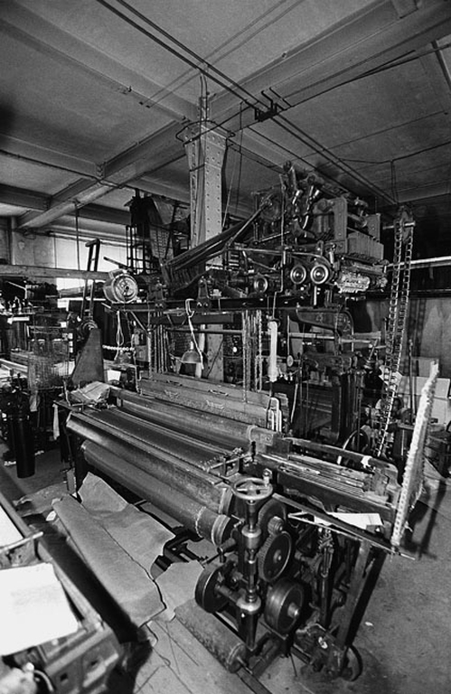 27 machines à tisser dite métiers à tisser, machine à enfiler, machine à contrôler dite visiteuse, 3 machines à bobiner de l'usine Dorures Louis Mathieu Industrie