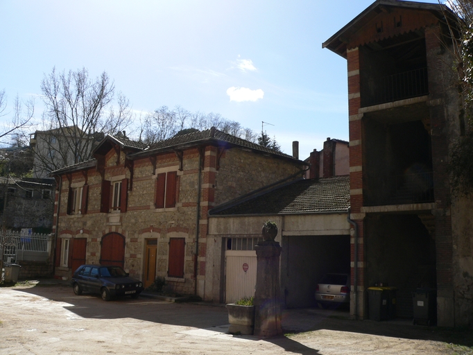 Maison et tour d'escalier actuellement logements sociaux OPAC-ADVIVO