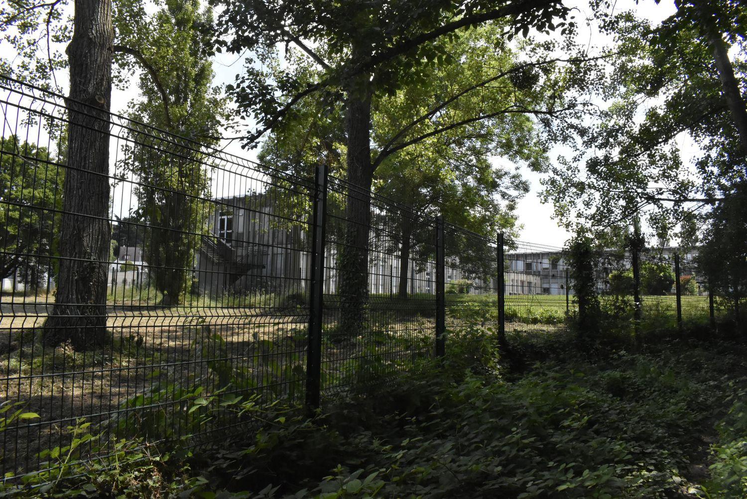 Collège d'enseignement technique, puis lycée professionnel Maurice-Guyot, actuellement immeuble de bureaux et ateliers