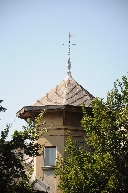 Couverture en croupe polygonale et épi de faîtage de la tour