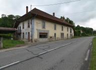 Ferme puis café-restaurant, épicerie, relais pour chevaux dit relais des Bauges, hôtel (?), actuellement maison