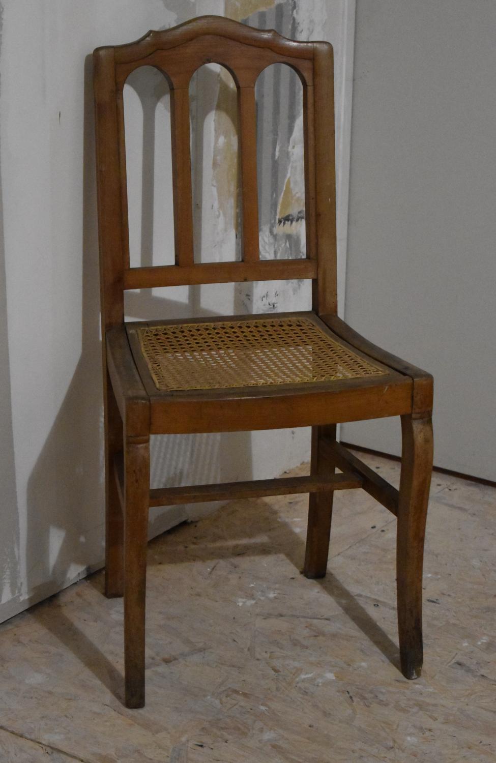 Chaise n°15 d'un ensemble de 16 chaises
