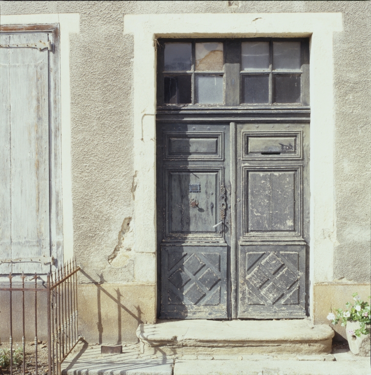 Maison de chanoinesses (maison de Madame de Grésolles), puis pensionnat de jeunes filles