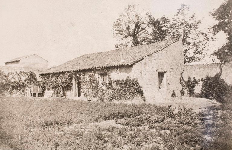 Manoir de Chènevoux, puis collège de jésuites, puis école centrale, puis lycée de garçons, actuellement lycée d'enseignement secondaire Jean-Puy