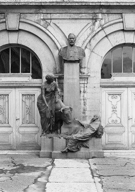 monument à Saturnin Arloing