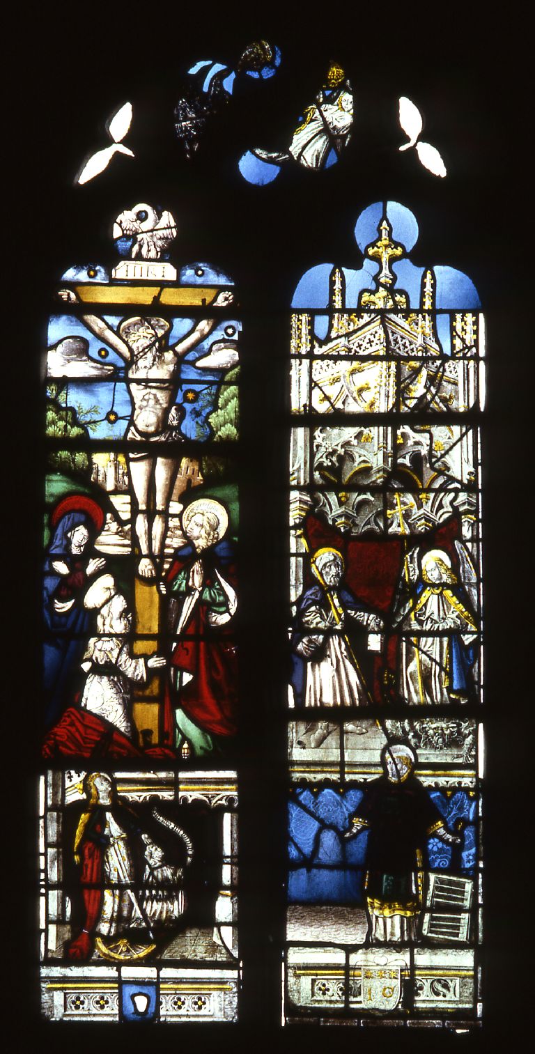 Verrière : calvaire, sainte Catherine, saint Laurent, saint Jacques le Majeur, saint Michel, un chanoine (baie 0), verrière figurée