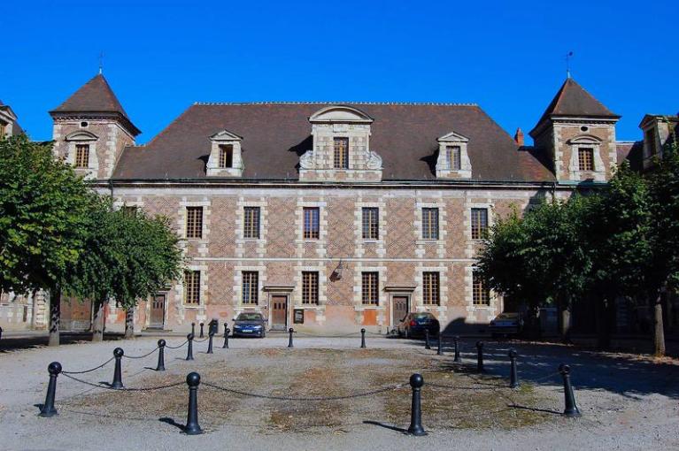 Collège de jésuites dit collège Sainte-Marie, puis école centrale, actuellement palais de justice