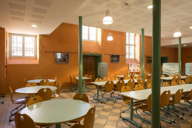 Manoir de Chènevoux, puis collège de jésuites, puis école centrale, puis lycée de garçons, actuellement lycée d'enseignement secondaire Jean-Puy