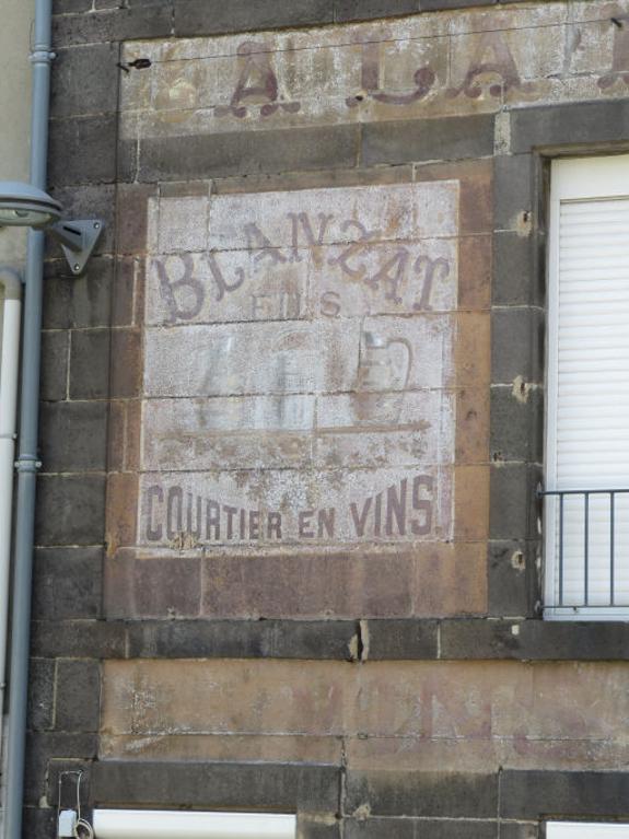 Maison de courtier en vins, Blanzat, vue de détail : enseigne peinte