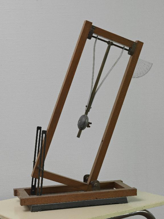 instrument de démonstration en mécanique des solides : pendule incliné, dit pendule de Mach