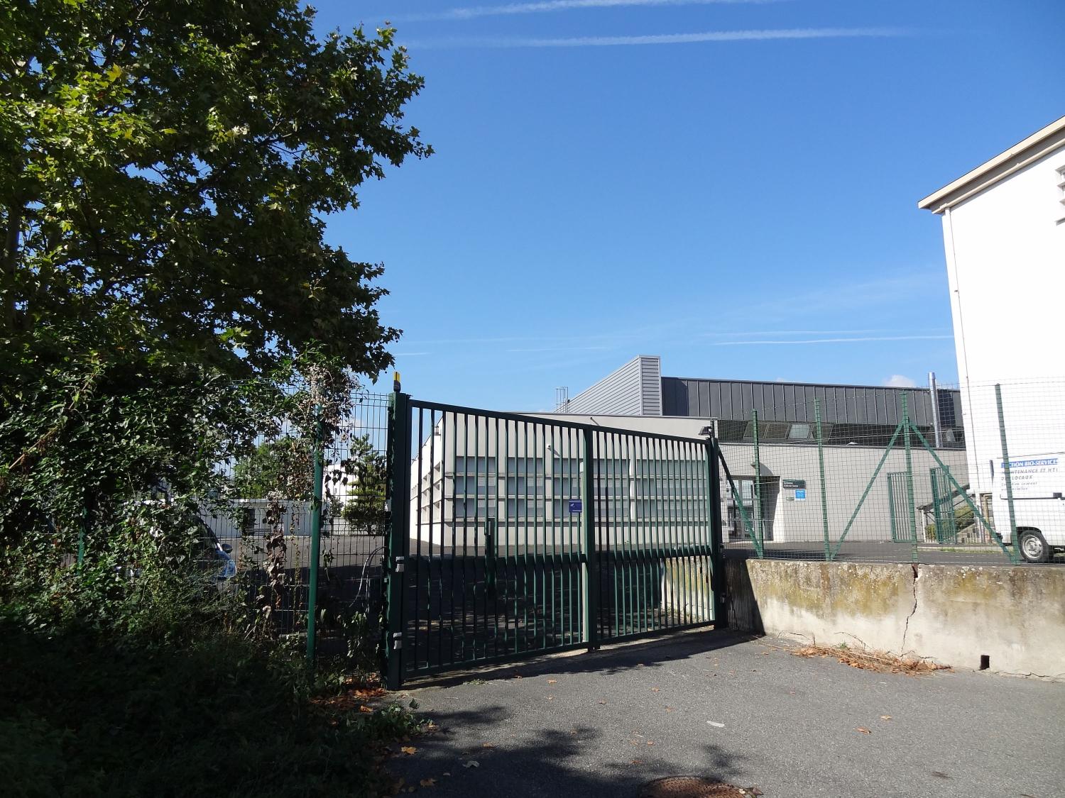 Centre d'apprentissage féminin de Montferrand, puis CET (collège d'enseignement technique) de jeunes filles, actuellement lycée professionnel de Montferrand dit lycée professionnel Marie-Curie