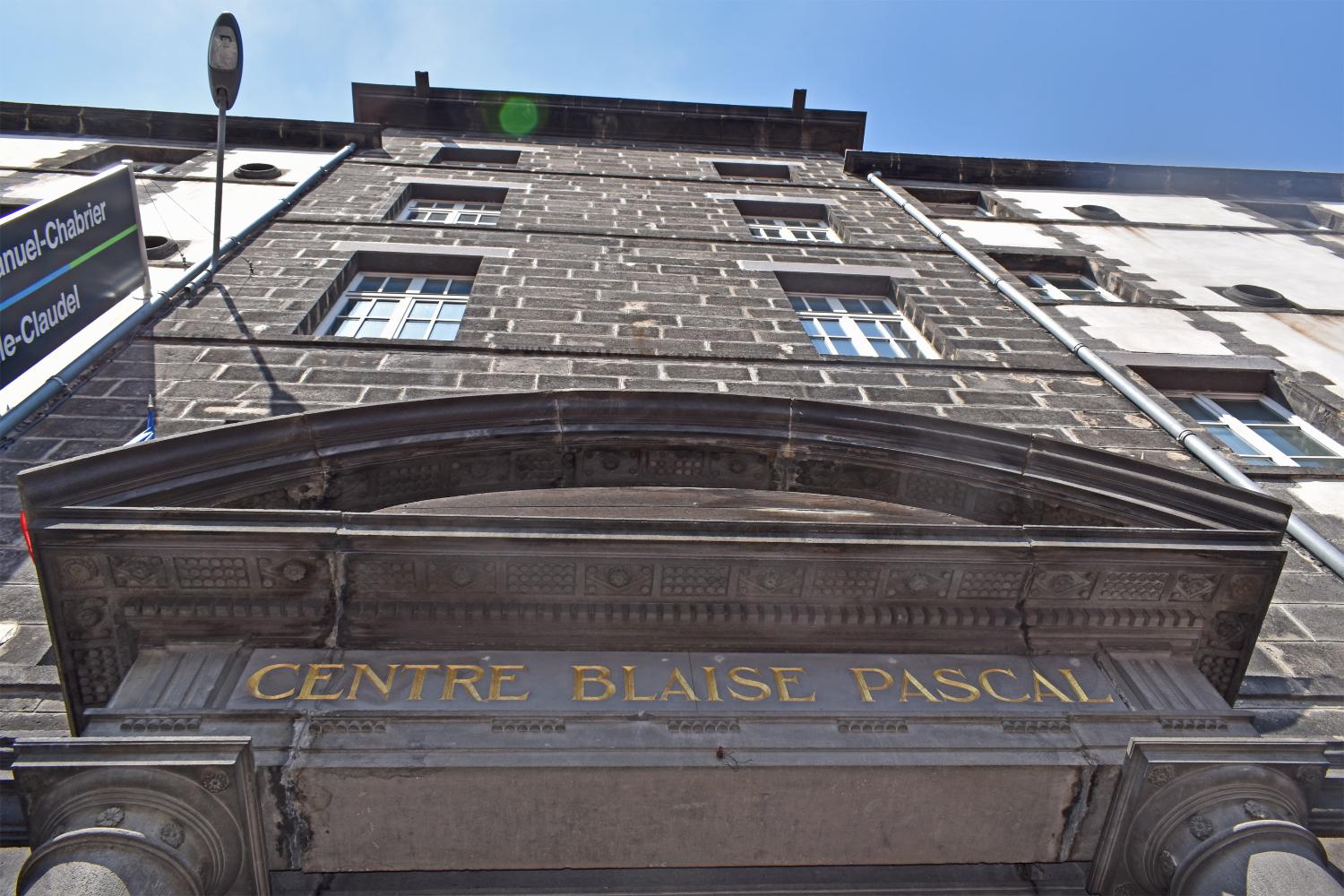 Collège des jésuites de Clermont dit collège royal ou Grand collège ; institut national ; école centrale ; lycée ; collège royal ; lycée impérial ; lycée de garçons dit lycée Blaise-Pascal ; centre culturel Blaise-Pascal et conservatoire Emmanuel-Chabrier