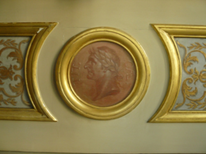 Ensemble de treize médaillons du salon d'Hercule : Portraits d'Empereurs romains et de Napoléon Bonaparte
