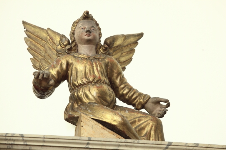 Statues d'anges en pendant