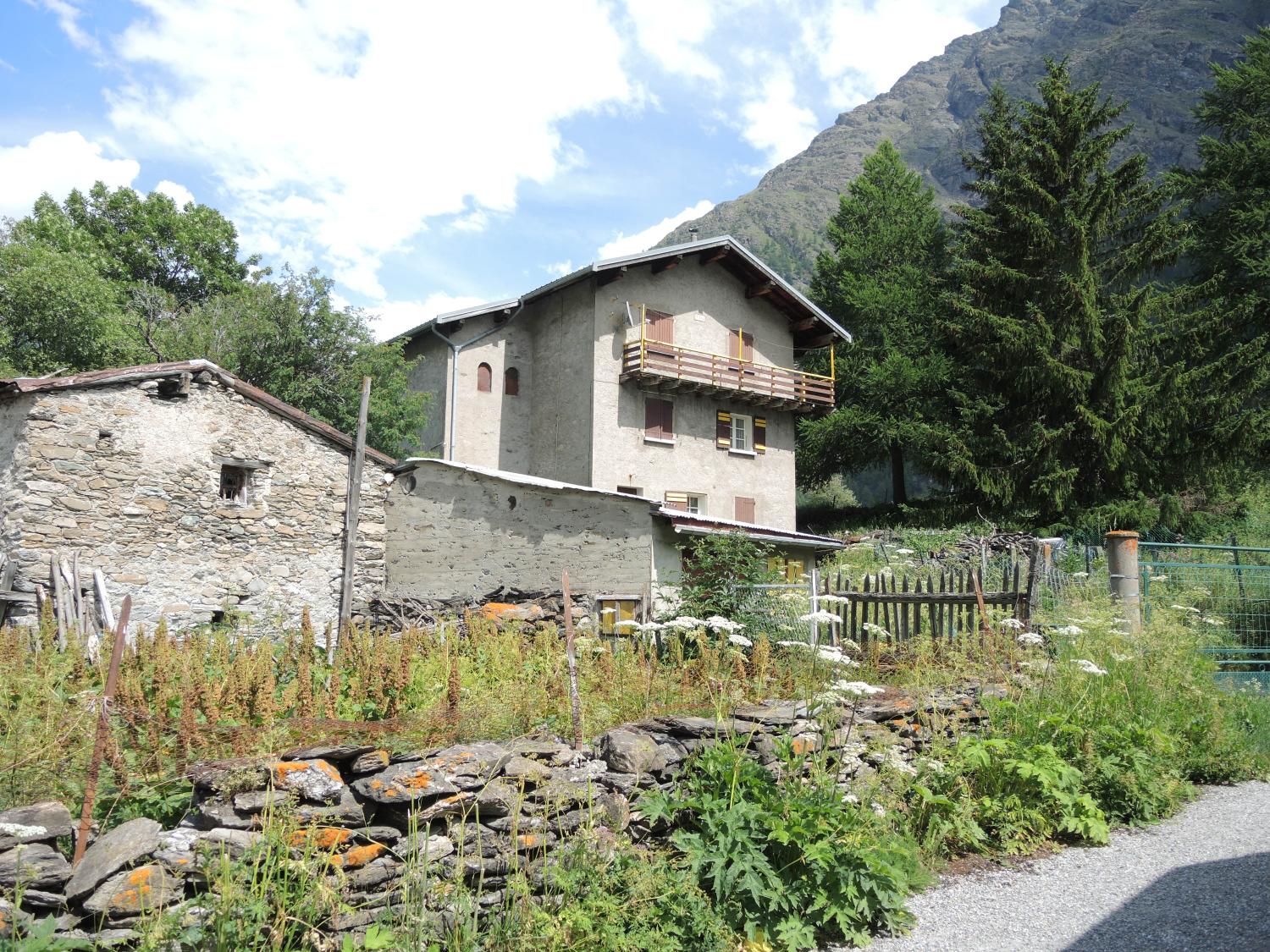 Ensemble de maisons de la reconstruction à Bessans