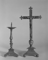 Chandelier d'autel, croix d'autel : garniture d'autel