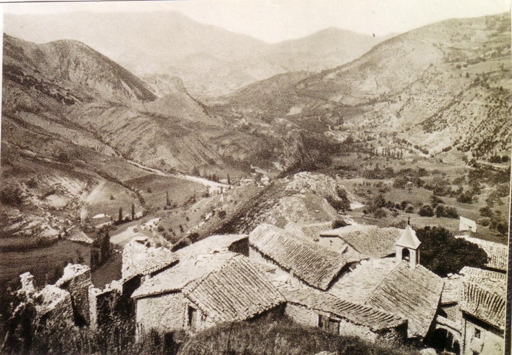 Le village de Barret-de-Lioure, dans les années 1920 (?). Vue prise de l'est (photographie noir et blanc).