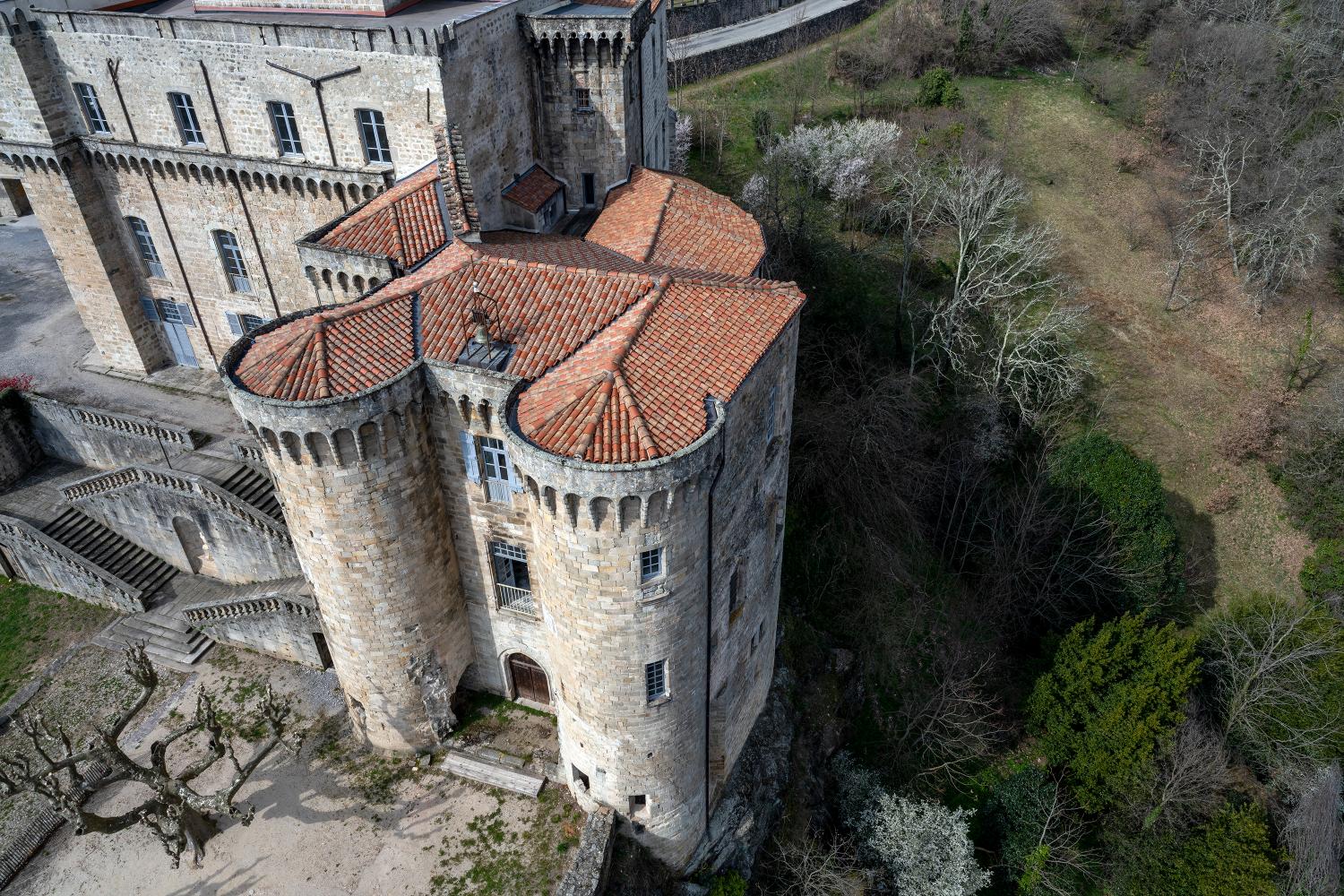 Château, puis palais de justice et prison, puis hôpital, actuellement château de Largentière