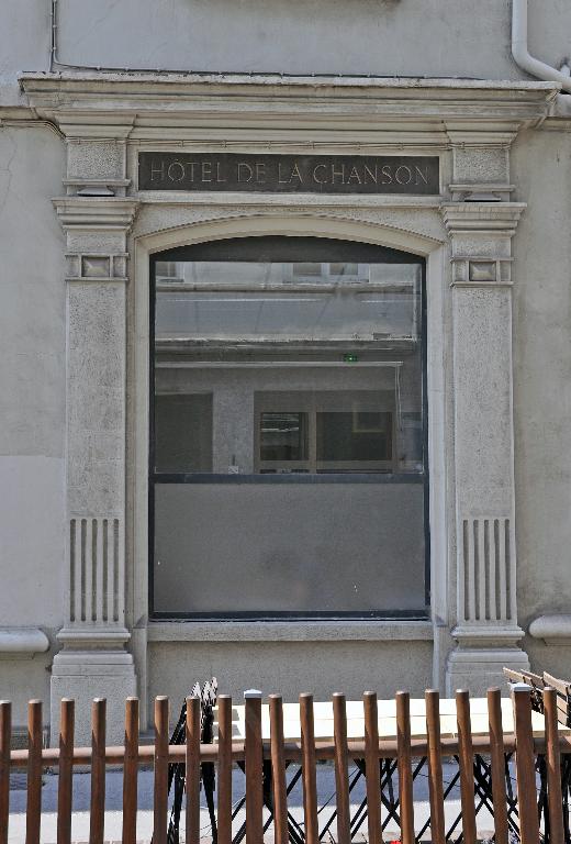 Verrerie, puis salle de spectacle dite Hôtel de la chanson, puis aumônerie dite Maison des étudiants catholiques (actuellement Centre Laënnec)