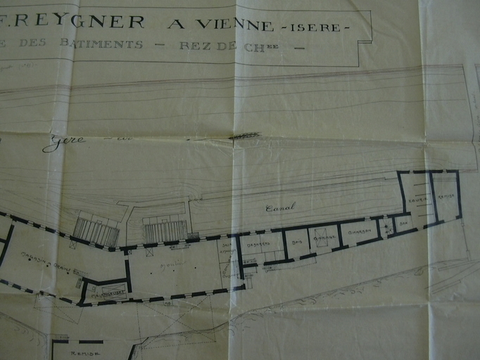 Usine d'ouate et coton puis Minoterie REYGNIER puis Champignonnière actuellement logements sociaux