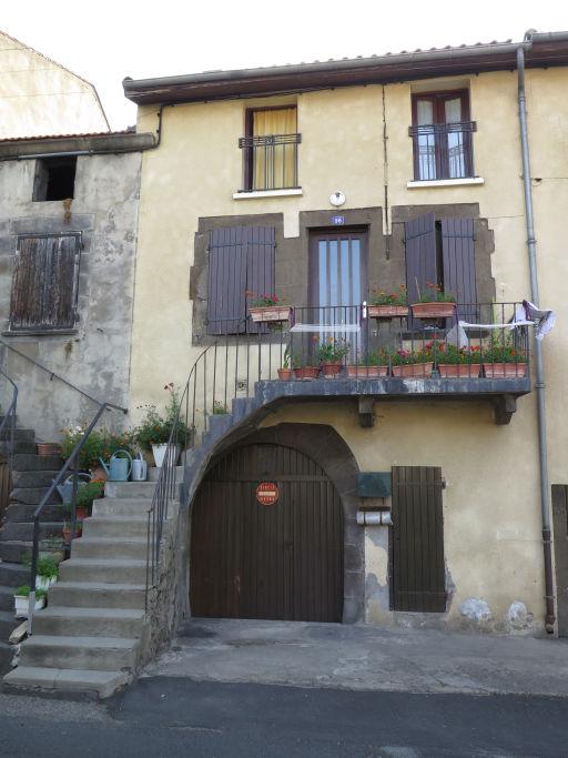 Escalier suspendu, à quartier-tournant, avec palier surmontant l'accès au cuvage : Ceyrat, 16 pl. de l'Ancienne Mairie