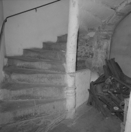 Départ de l'escalier, avec base du noyau moulurée.
