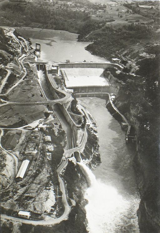 Pont routier sur l'évacuateur du barrage de Génissiat