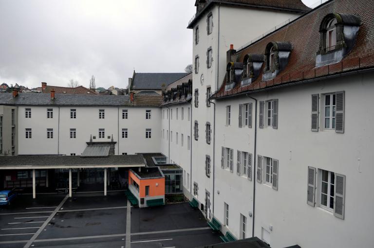 Collège de jésuites d'Aurillac, puis collège communal, lycée de garçons, école primaire supérieure de jeunes filles, collège moderne et technique de jeunes filles, actuellement collège Jeanne-de-La-Treilhe