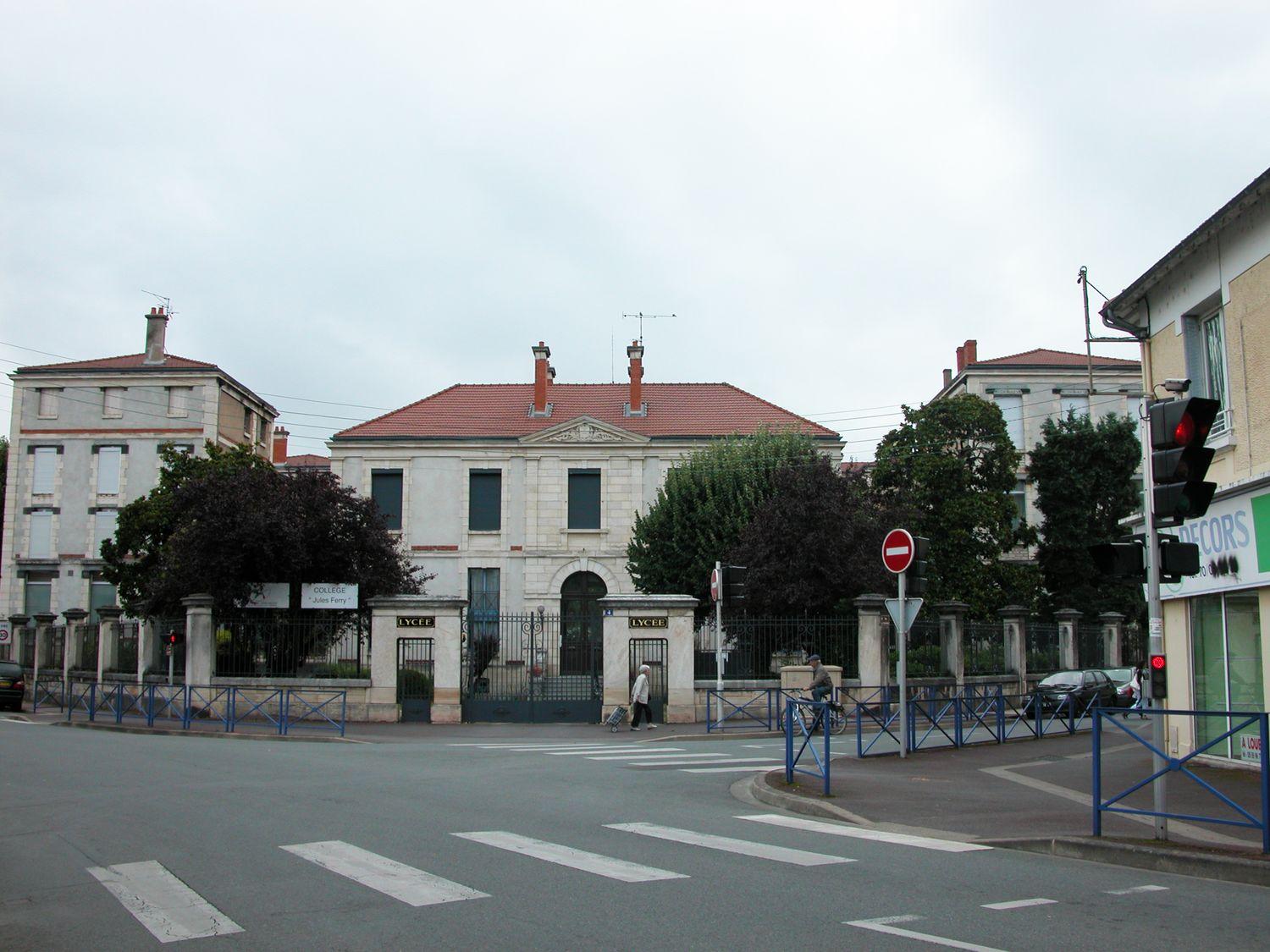 Montluçon (Allier). 4 rue des Bernardines. Lycée de garçons, actuel collège Jules-Ferry, par Charles Le Coeur, 1881-1883. Entrée de l'établissement dans l'angle d'un carrefour, visible depuis l'avenue de la Gare, avec cour d'honneur.