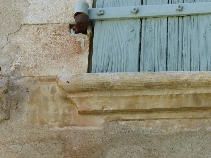 Bâtiment principal. Pignon sud, deuxième niveau. Fenêtre est, détail de l'appui mouluré.