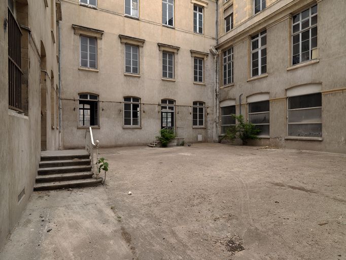 École normale d'institutrices, puis institut de formation des maîtres, actuellement collège