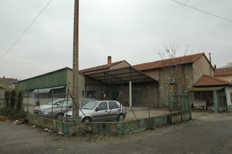 Usine de fabrication de matériaux de construction Canque frères) (gravière et entreprise de BTP) puis Eléctification du Sud Est puis techniphone et auto école Chapelier puis Décor isidore Cochet actuellement association de personnes agées