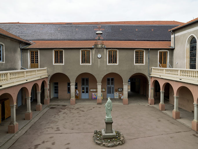 Ancien couvent d'Ursulines actuellement collège Victor-de-Laprade