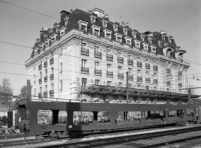 Hôtel de voyageurs : hôtel Terminus, puis hôtel Frantour, puis Grand Hôtel Mercure Château Perrache