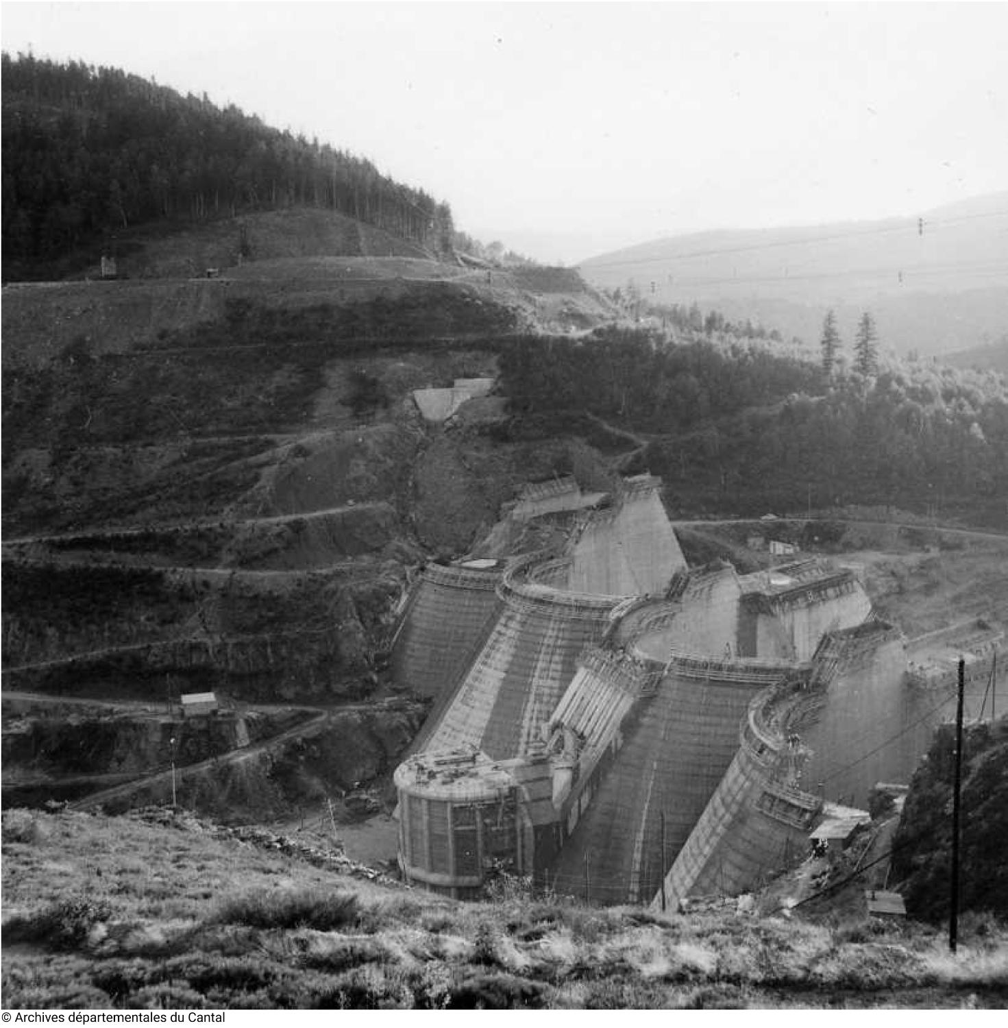 Le barrage de Grandval à Neuvéglise-sur-Truyère et Fridefont.