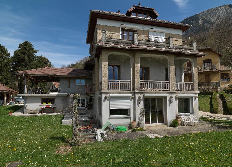 Domaine de la Châtaigneraie composé d'une ferme puis d'une villa, puis d'une école, actuellement villa et structure pour assistantes maternelles