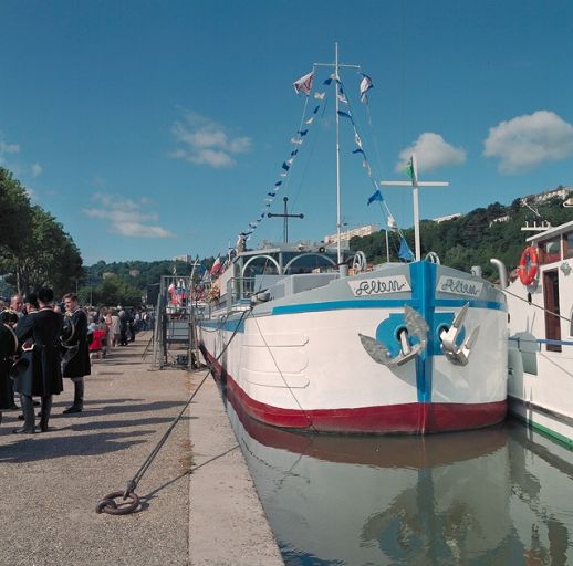 Bateau de marchandises en vrac : automoteur Udsen Dey, dit péniche, actuellement bateau-chapelle Le Lien