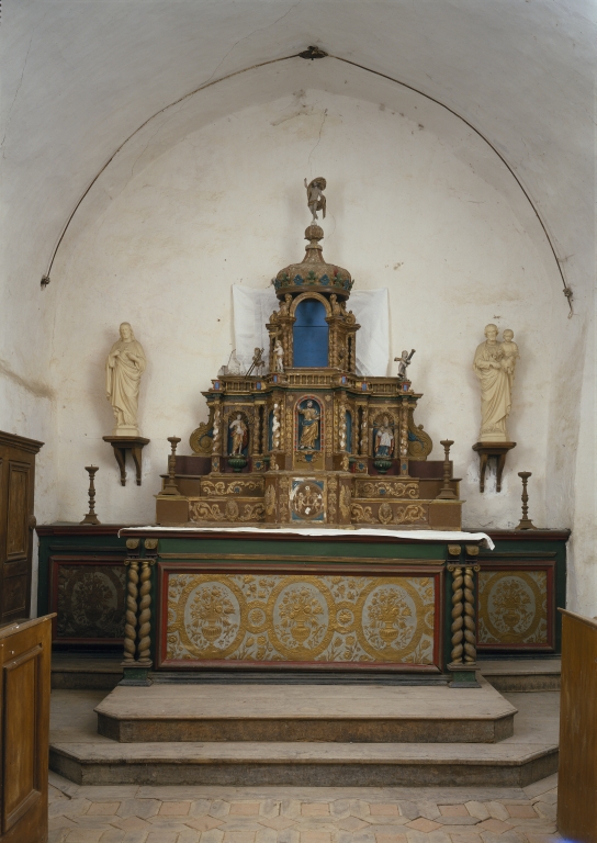 Ensemble du maître-autel, crédences, gradins d'autel, tabernacle à ailes et dais d'exposition