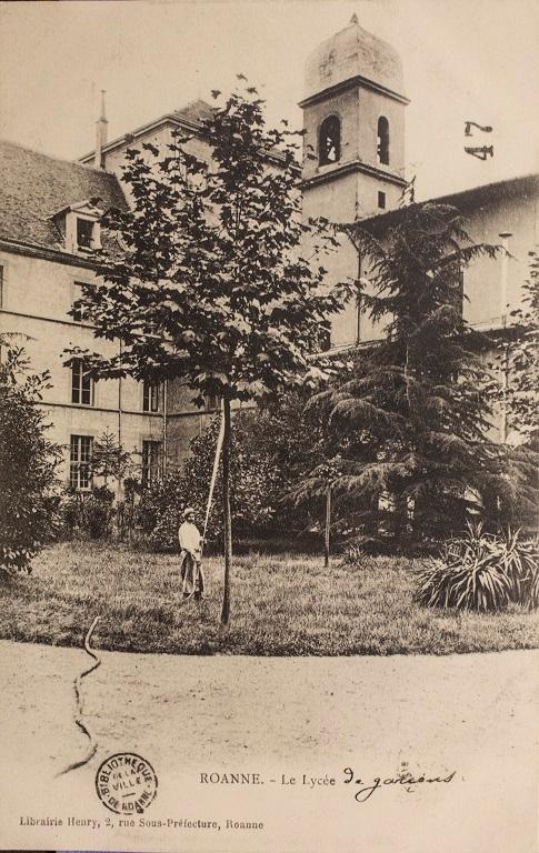 Manoir de Chènevoux, puis collège de jésuites, puis école centrale, puis lycée de garçons, actuellement lycée d'enseignement secondaire Jean-Puy