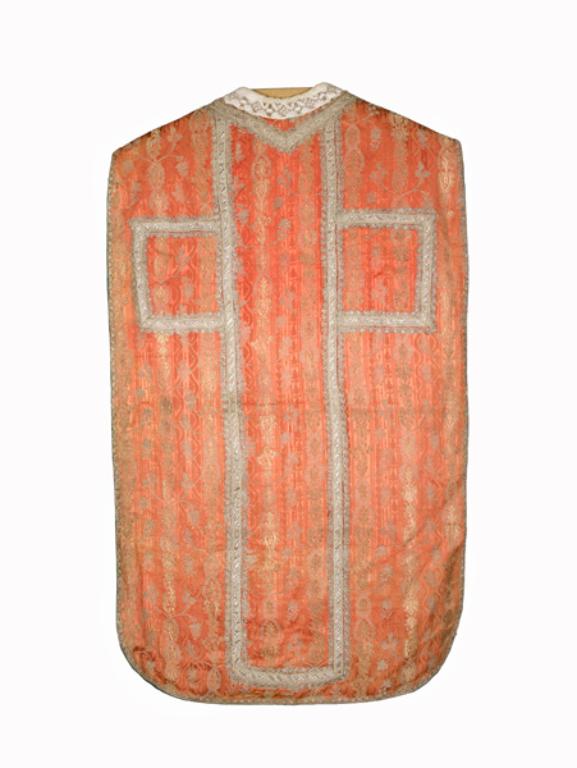 chasuble, étole (non étudiée), manipule (non étudié), voile de calice (non étudié), bourse de corporal (non étudiée) : ornement rose